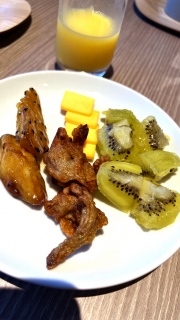 �t���[�c������H�ׂ�