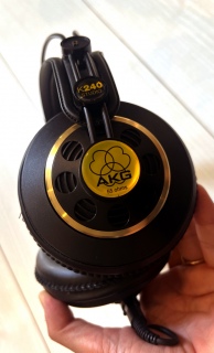 AKG�̃w�h�t�H��